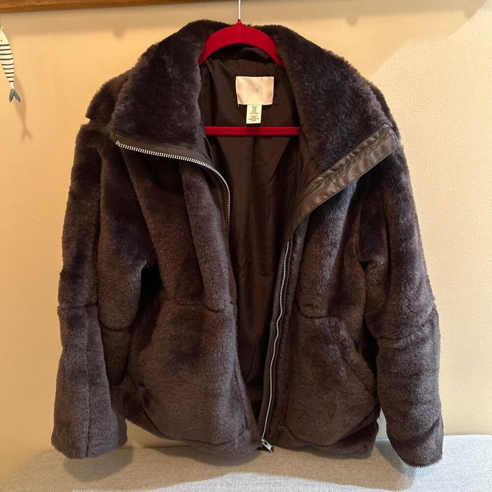 H&M Brown faux fur jacket with zipper closure and pockets #fauxfur #outerwear